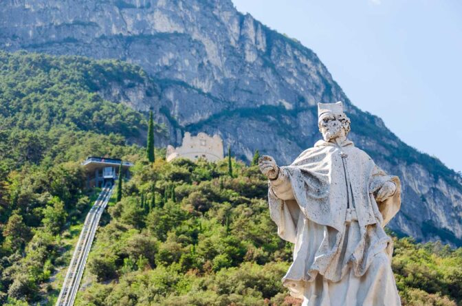 Der Heiliger Nepomuk auf der Piazza Catena in Riva del Garda. Darüber die Reste der ehemaligen Festungsanlage „Bastione“, die man mit einem Panorama-Schrägaufzug erreichen kann.