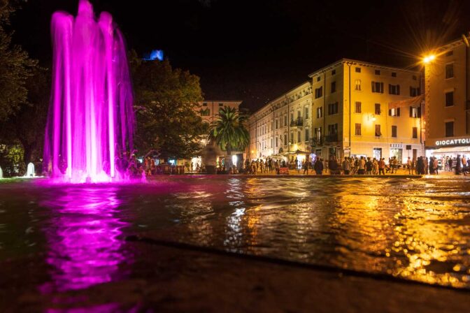 Nachbeleuchtung der Brunnen auf der Piazza Giuseppe Garibaldi in Riva del Garda