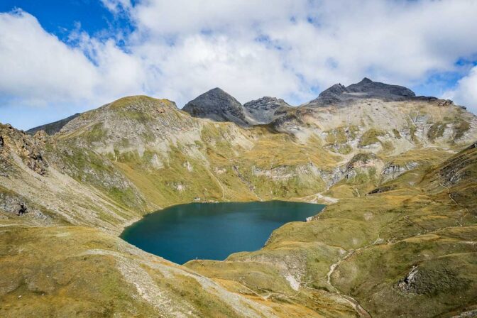 Der Bergsee Wilder See umzingelt von Berggipfeln. Unter anderem dem Gipfel Wilde Kreuzspitze.