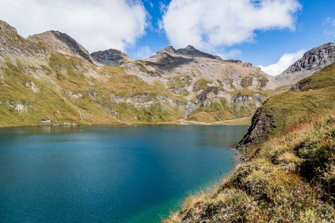 Im Südosten wird der Wilde See von Felsen begrenzt.