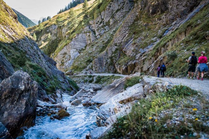 Entlang des Valser Baches geht es hinunter auf die Fane Alm