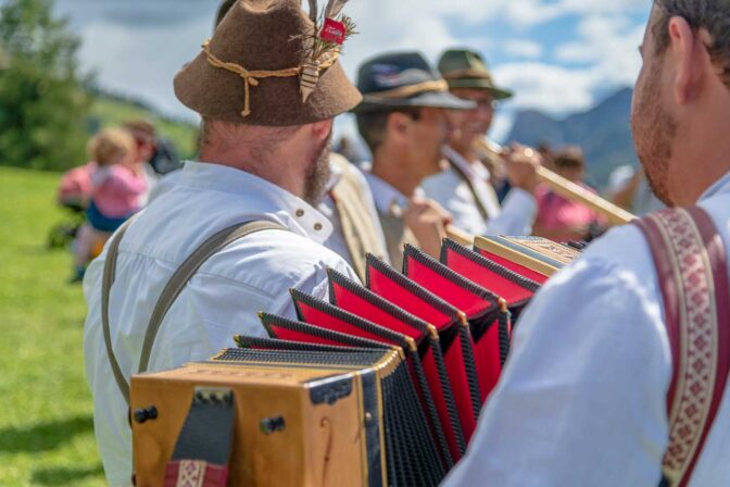 Alphörner plus Steirische Harmonika