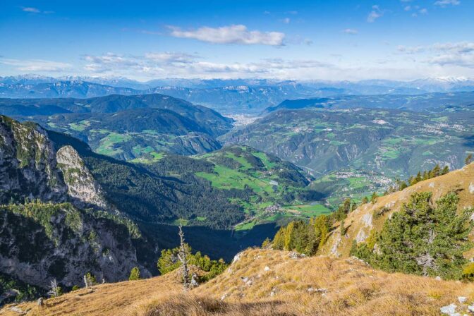 Blick hinunter auf die Landeshauptstadt Bozen