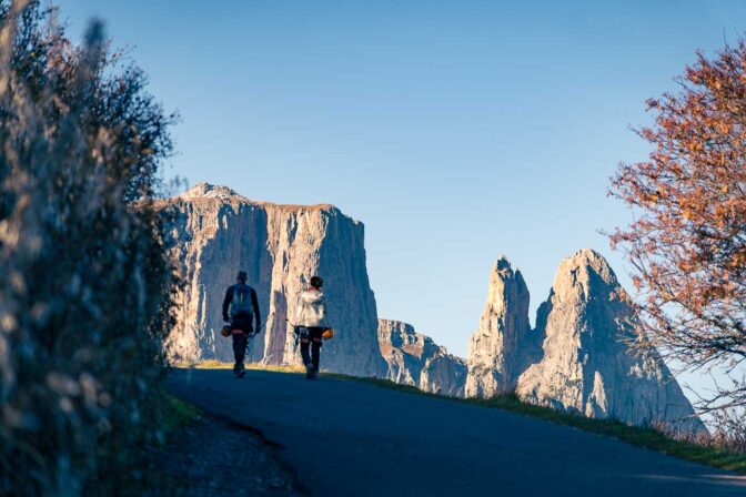 Kletterer auf dem Weg zum Maximilian Klettersteig auf den Rosszähnen. Hier mit Schlern-Spitzen Hintergrund.