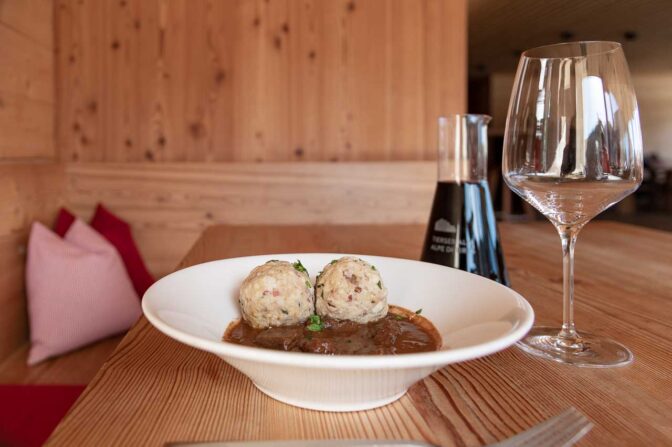 Knödel mit Gulasch à la Tierser Alpl Hütte