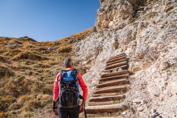 Eine Holzstammtreppe bringt uns hinauf auf die Schlern Hochfläche