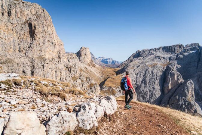 Blick zurück zum Tierser Alpl Joch. Das rote Dach des Tierser Alpl Schutzhauses ist gut zu sehen.