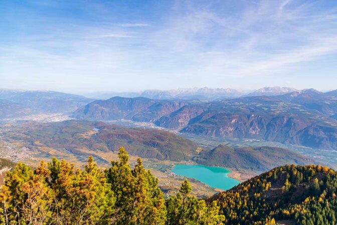 Im Vordergrund der Göller, dann der Kalterer See, dahinter der Mitterberg und im Hintergrund die Dolomiten.