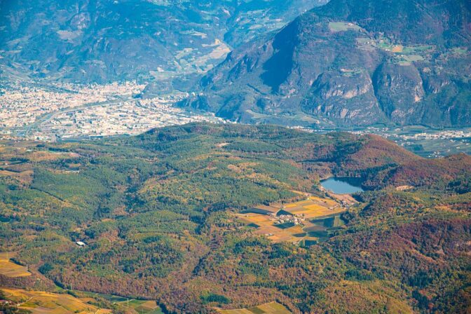 Montiggl, Großer Montiggler See und Südtirols Landeshauptstadt Bozen