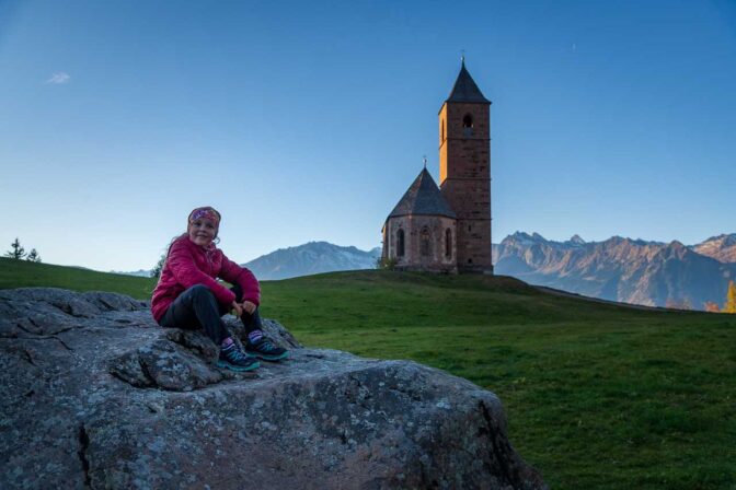 Vor dem St. Kathrein Kirchlein hat sich ein Findling verirrt.