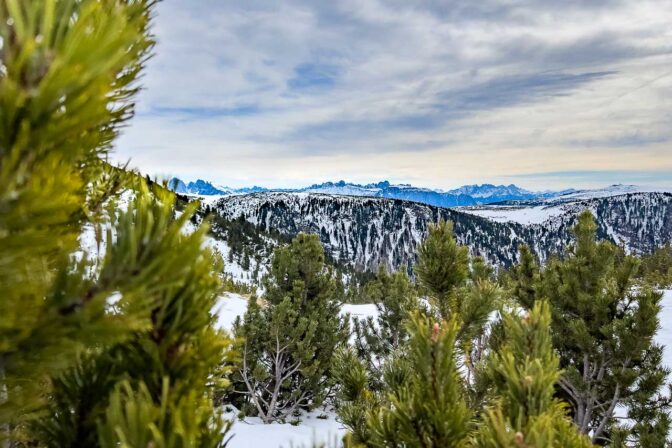 Winterlicher Blick vom Sarner Urlesteig hinüber zu den Dolomiten.