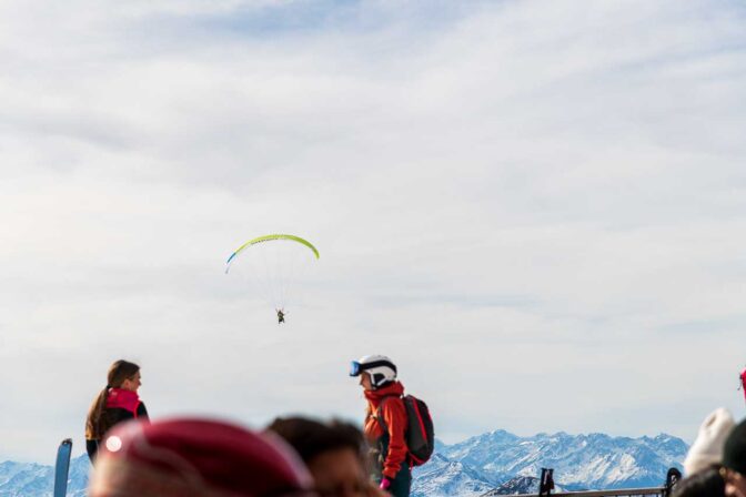 Am Pichlberg stehen im Winter nicht nur Skifahrer, auch Paragleiter wissen die winterliche Berglandschaft zu schätzen.