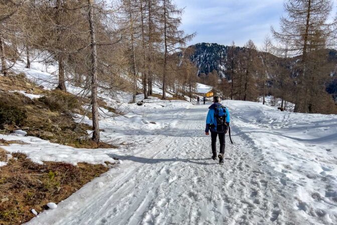 Kurz vor der Sunnolm kommen und Skitourengeher entgegen