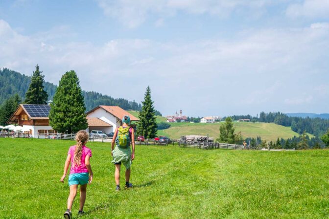 Die Alm Petersberger Leger Alm (fotografiert auf dem Rückweg) mit Maria Weißenstein im Hintergrund.