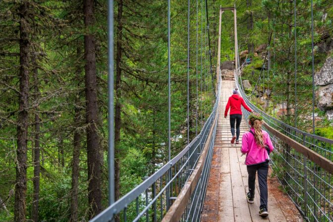 Fußgängerhängebrücke und der Schnalser Bach