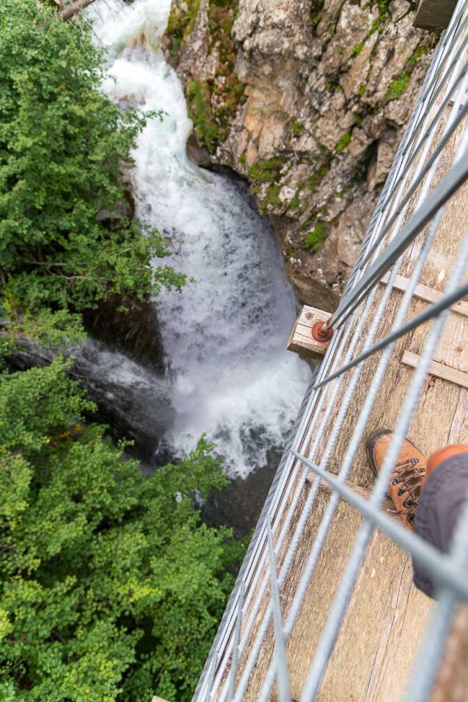 Blick hinunter in den Schnalser Bach, Fußgängerhängebrücke, Hängebrücke, Schnalser Bach