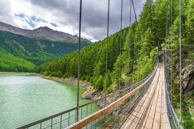 Die Fußgängerhängebrücke über den Finailbach