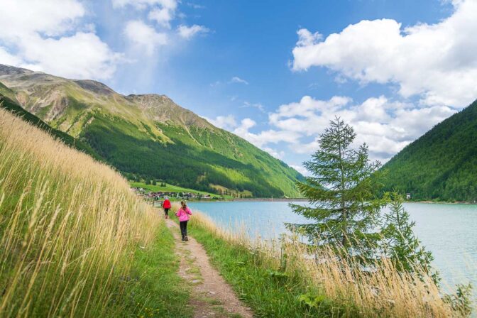 Das letzte Stück der Rundwanderung um den Vernagt Stausee im Schnalstal führt durch eine Graslandschaft.