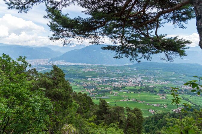 Blick auf den Hauptort von Eppan: St. Michael. Im Hintergrund Bozen.