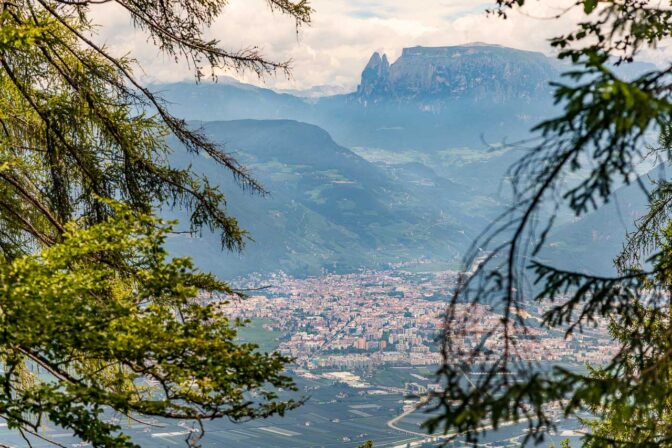 Südtirols Hauptstadt und Symbolberg: Bozen mit dem Schlern im Hintergrund.