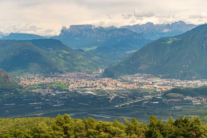 Die Landeshauptstadt Bozen mit dem Schlern und dem Rosengarten.