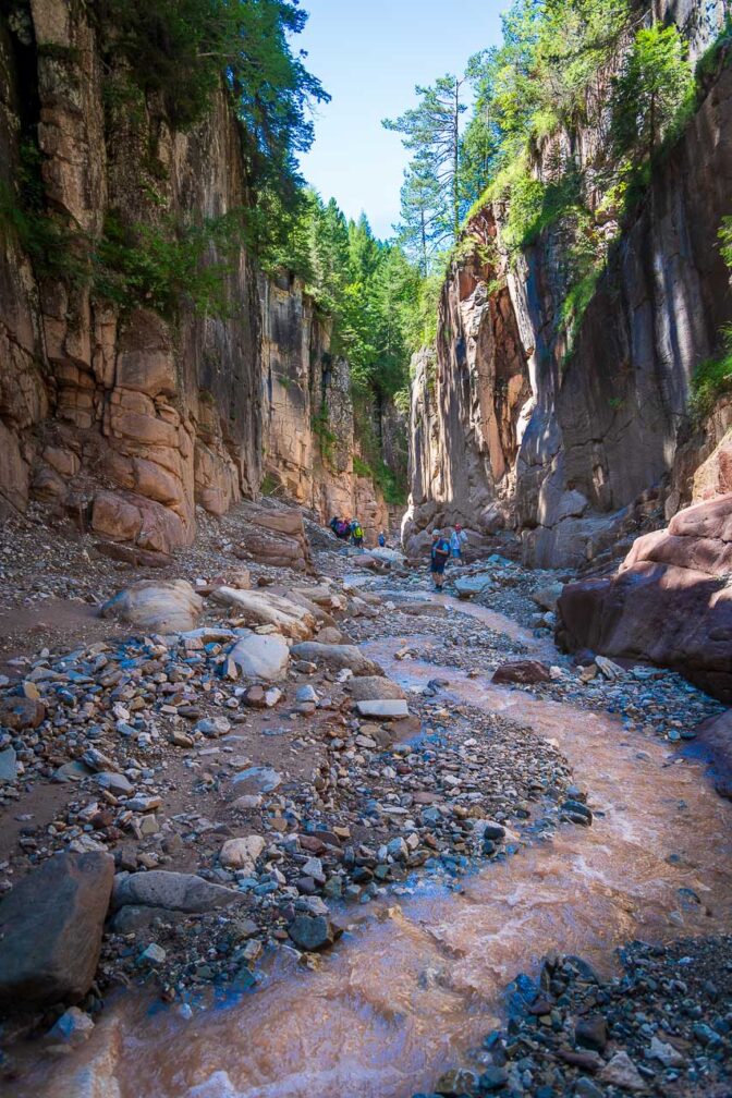 Durch die enge Bletterbach-Schlucht