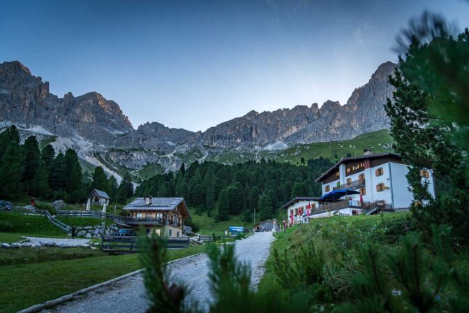 Rifugio Gardeccia und der Rosengarten. Hinter der Schutzhütte Gardeccia befindet sich eine weitere Schutzhütte, das Rifugio Stella Alpina (nicht im Bild sichtbar).