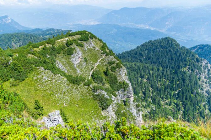 Blick auf den Ausstieg des Roen Klettersteiges, der von der Überetscher Hütte heraufführt.