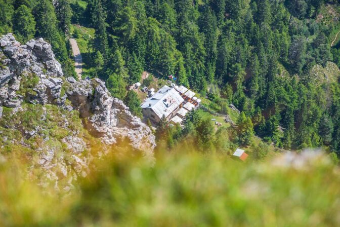 Blick hinunter auf Tramins höchste Schutzhütte, die Überetscher Hütte