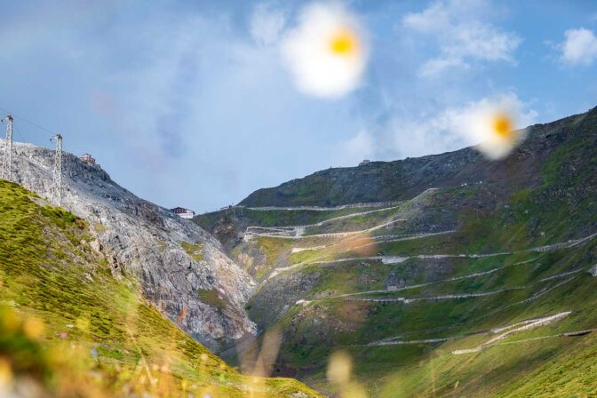 Die Stilfserjoch Passstraße von der Franzenshöhe aus gesehen.