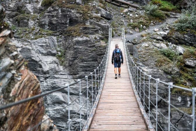 Die Fußgängerhängebrücke über den Suldenbach