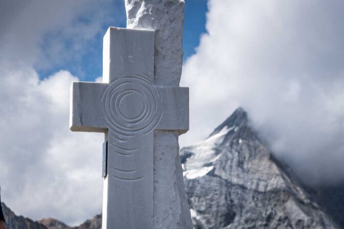 Das Marmorkreuz auf der Eisseespitze, dahinter die Königsspitze