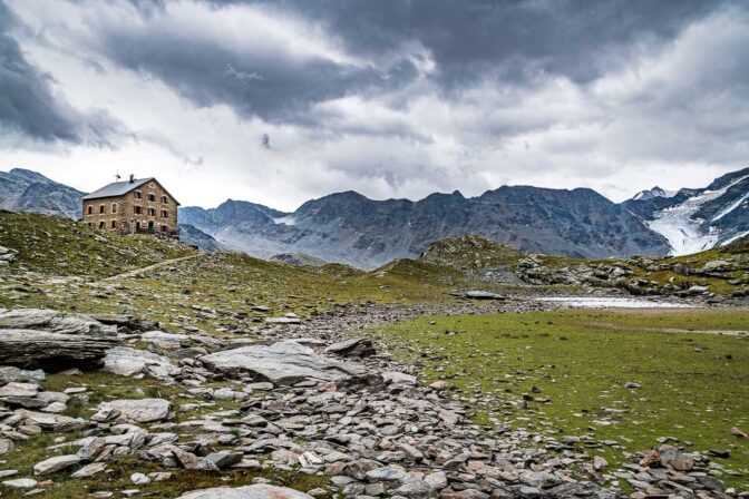 Die Hintergrathütte mit dem Hintergratsee, dahinter die Eisseespitze auf der wir vor wenigen Stunden waren.