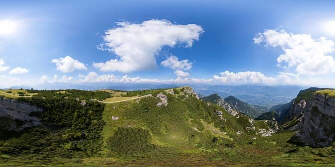 Rundumblick auf die Gipfel und Felswände des Roens und des Mendelgebirges