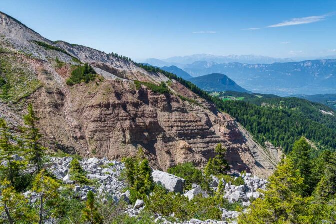 Abbruch zum Bletterbach. Im Hintergrund Radein und das Südtiroler Unterland