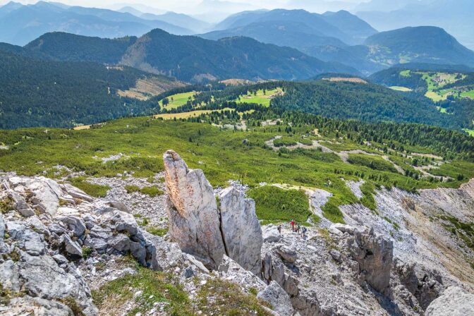 Blick hinunter auf das Jochgrimm mit der Gurndinalm