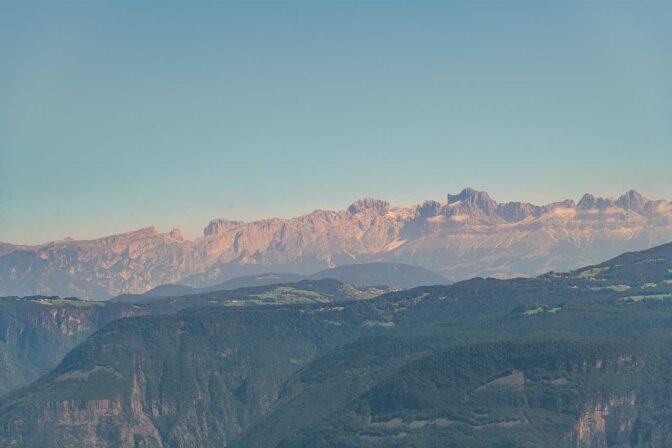 Deutschnofen unter dem Rosengarten - ein Dolomitenblick wie er im Buche steht