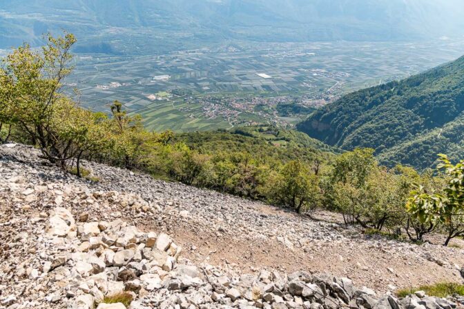 Der Abschnitt des 10er Steigs inmitten der Weißn Risen (unten das Höllental und Tramin)