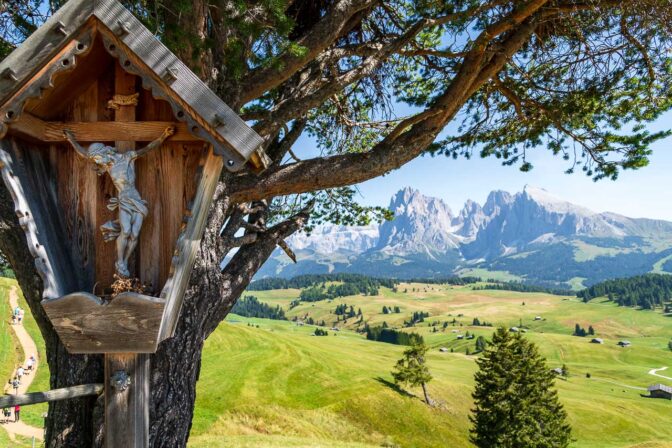 Das Kreuz bei der Contrin Schwaige mit Dolomitenhintergrund.