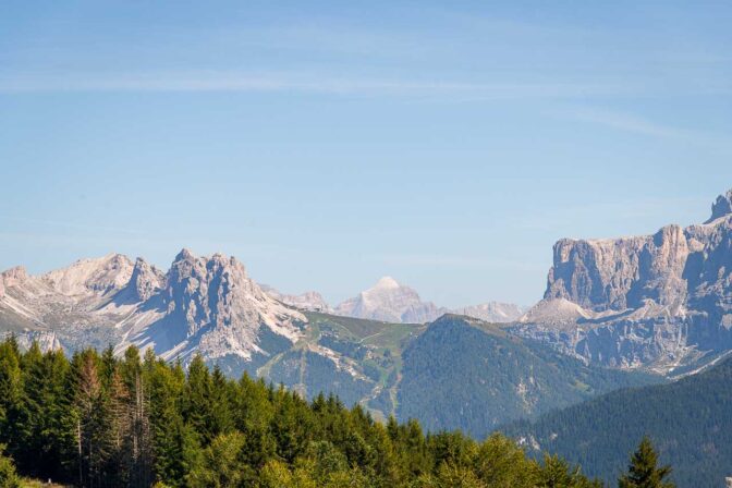 Blick auf die Cirspitzen, das Grödner Joch mit der Tofana im Hintergrund und dem Sellastock