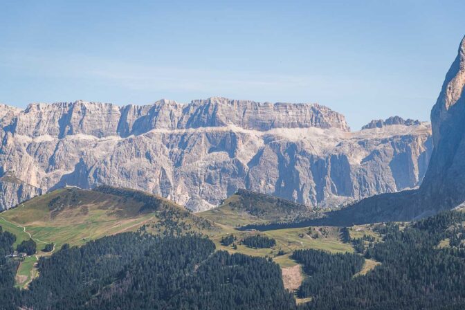 Sellastock mit Ciampinoi und Saslong Skipiste im Vordergrund