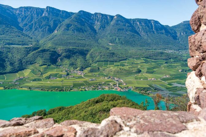 Blick über die Ringmauer zum Westufer des Kalterer Sees