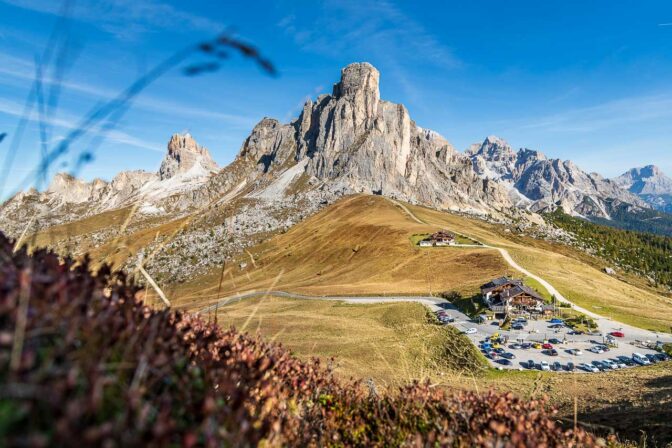 Am Passo di Giau- im Hintergrund die Nuvolaugruppe, rechts die Tofane