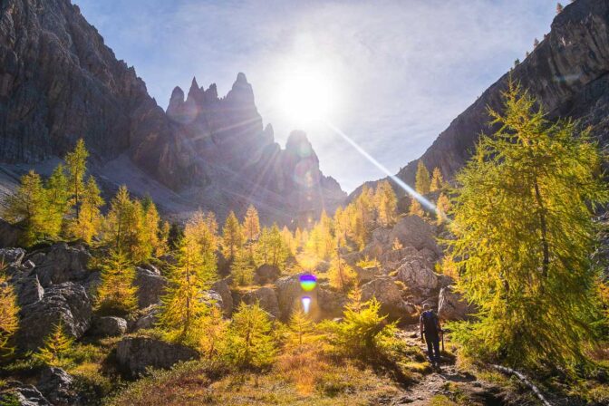 Die Gipfel der Croda da Lago tauchen auf, wir befinden uns nun in Lärchenwaldgelände.