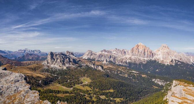 Im Herzen der Ampezzaner Dolomiten v. l. n. r.: Passo Giau, Nuvolaugruppe, Lagazuoi, Cinque Torri, (Fanesgruppe) und Tofane