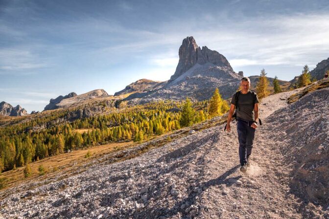 Abstieg von der Forcella Ambrizzola zum Federa See. Im Hintergrund der isolierte Dolomitengipfel Becco di Mezzodi