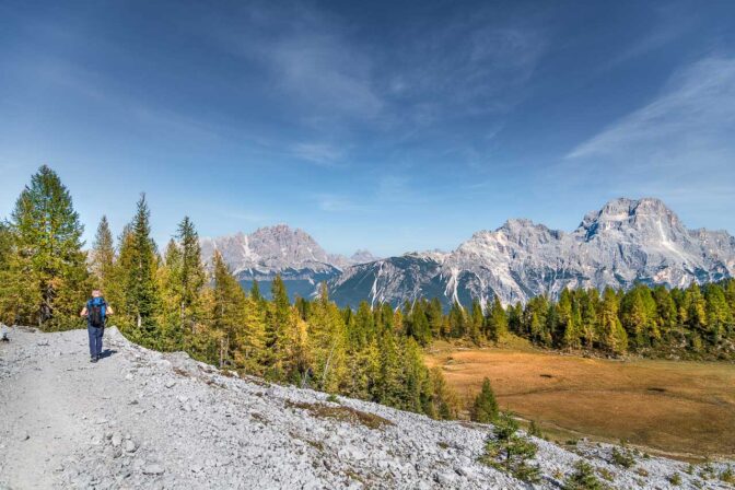 Kurz vor dem Federa See blicken wir rechts auf den Monte Cristallo und die Sorapis-Gruppe.