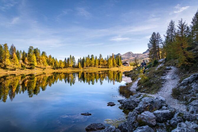 Wir wandern im Uhrzeiger um den herbstlichen Federa See.