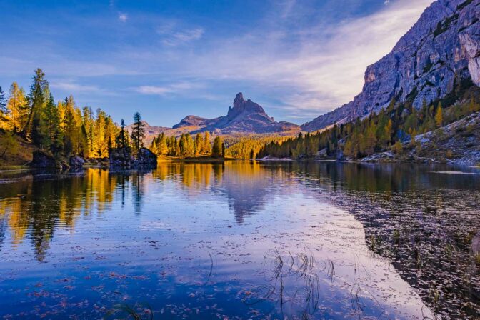 Lago de Federa mit Becco di Mezzodì und Lärchenumrahmung