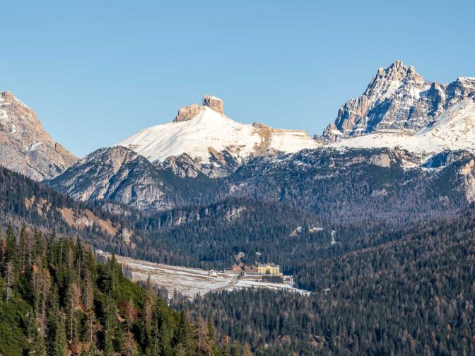 Misurina, darüber der Schwabenalpenkopf und rechts die Dreischusterspitze